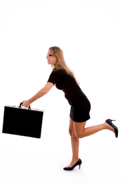 Молодая женщина бегает с портфелем — стоковое фото