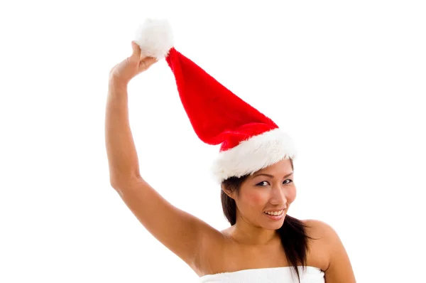 Jovem mulher segurando seu chapéu de Natal — Fotografia de Stock