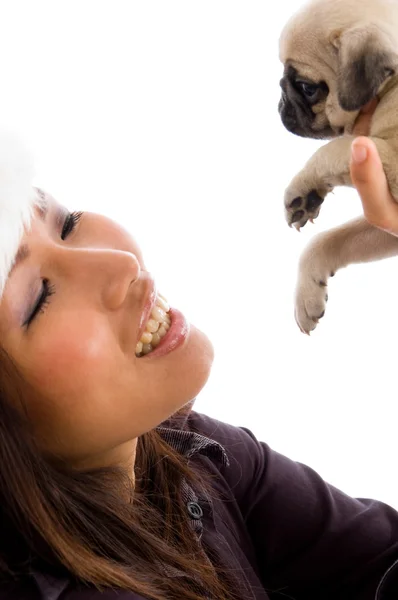 Азиатская девушка играет с щенком — стоковое фото