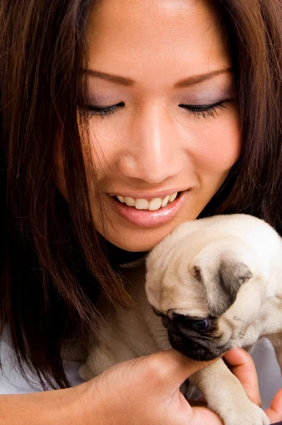 Bastante asiático hembra holding cachorro — Foto de Stock