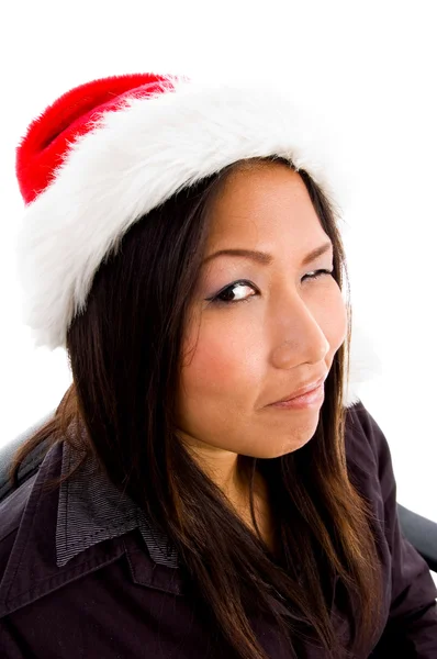 Молодая девушка в рождественской шляпе подмигивает — стоковое фото