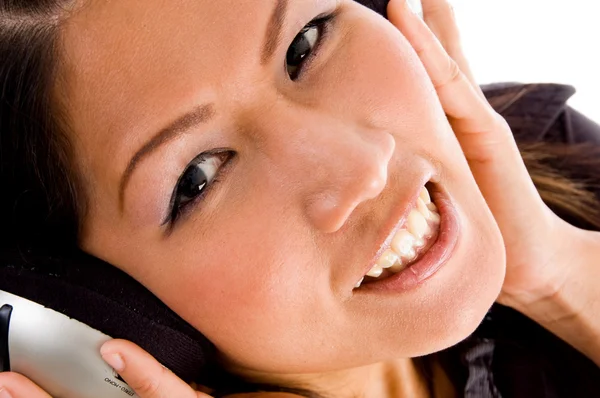 Mujer disfrutando de la música y sonriendo — Foto de Stock