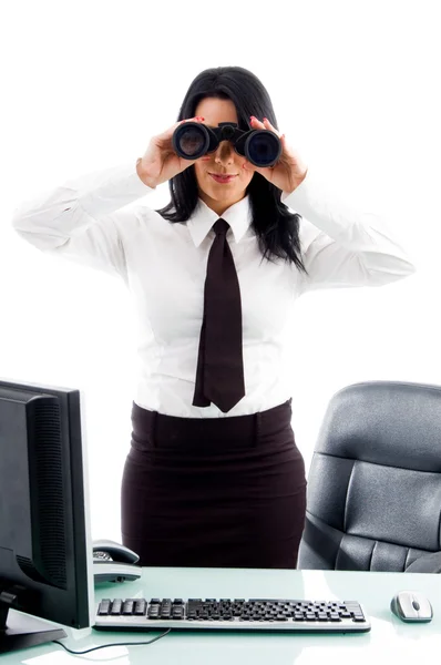 Executive guardando attraverso binocolo — Foto Stock
