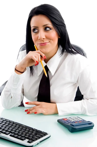 Geschäftsfrau denkt am Schreibtisch — Stockfoto
