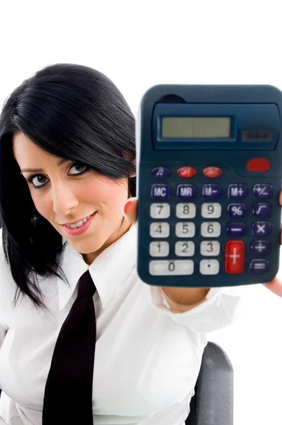 Mladá žena zobrazeno kalkulačka — Stock fotografie