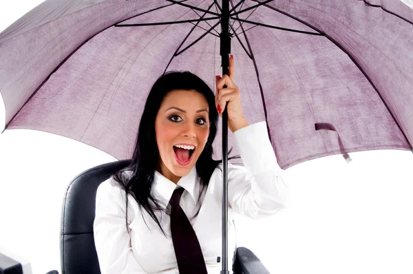 Ung kvinna anläggning paraply — Stockfoto