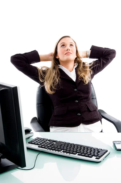 Feminino executivo relaxante no escritório — Fotografia de Stock