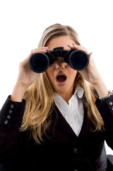 Mujer joven mirando con prismáticos —  Fotos de Stock