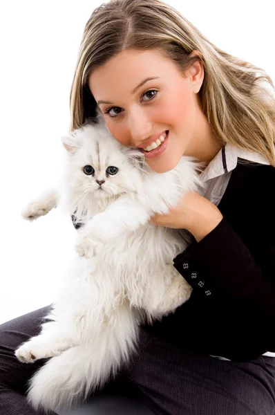 Kobieta uśmiechając się i pozowanie z kotem — Zdjęcie stockowe