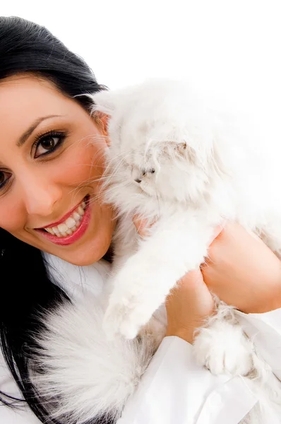 Mooie vrouw bedrijf witte kitten — Stockfoto
