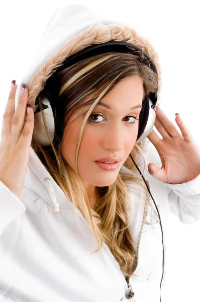 Gyönyörű nő élvez zene — Stock Fotó