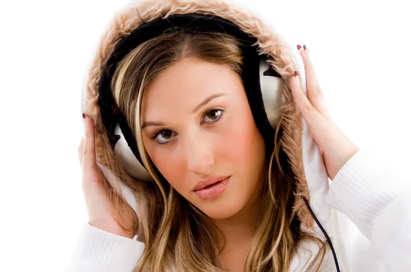 Vacker kvinna njuter musik — Stockfoto