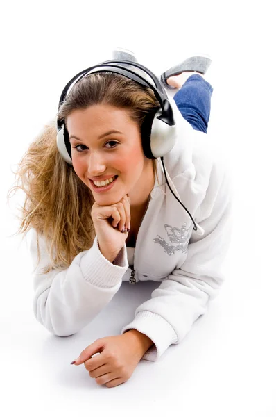 Молодая женщина настроена на музыку — стоковое фото