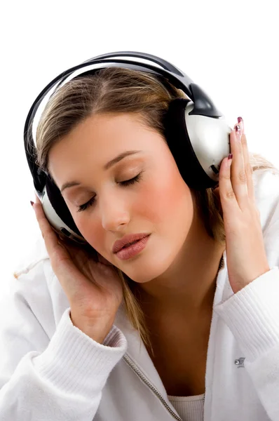Молодая женщина настроена на музыку — стоковое фото