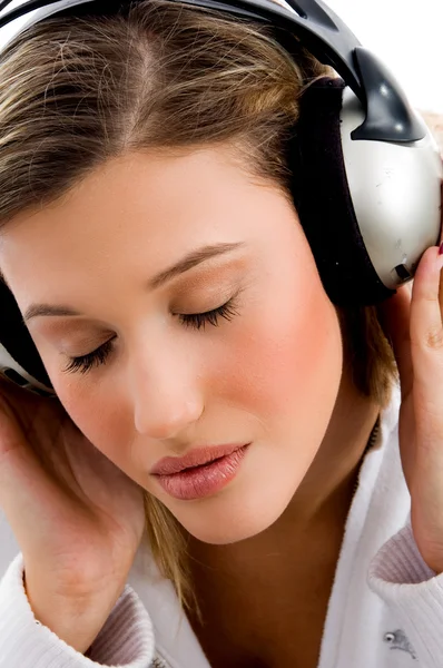Gyönyörű nő élvez zene — Stock Fotó