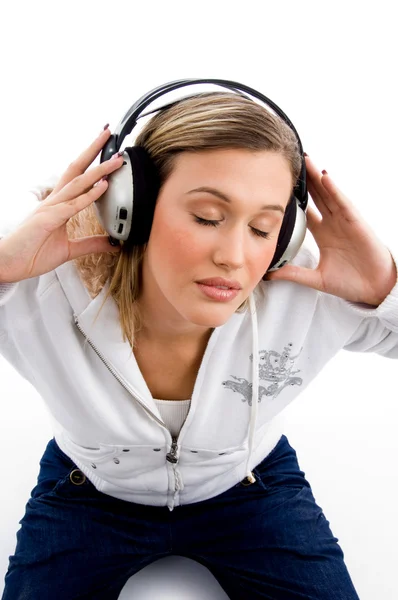 Belle femme écoutant de la musique — Photo