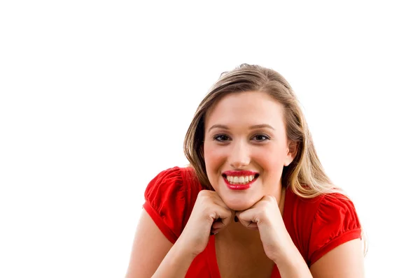 Lächelnde Frau mit dem Kinn auf den Fäusten — Stockfoto
