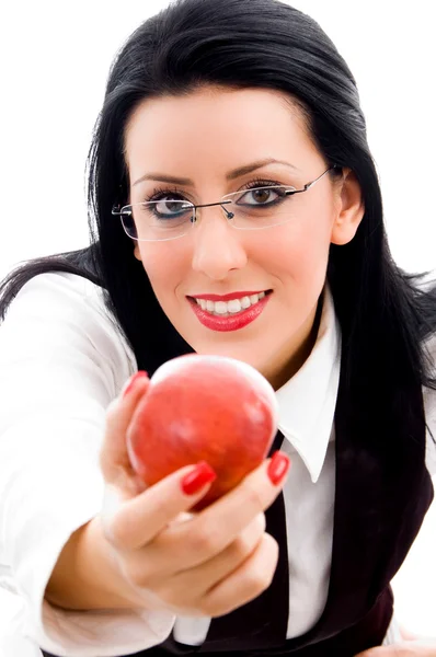 Jovem mulher oferecendo uma maçã — Fotografia de Stock