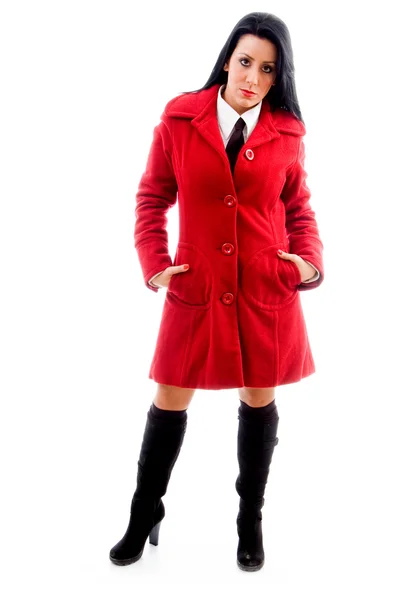 Женская модель в пальто — стоковое фото