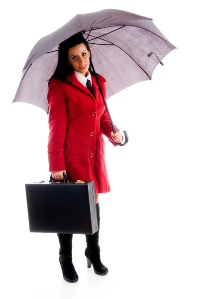 Женщина с зонтиком и офисной сумкой — стоковое фото