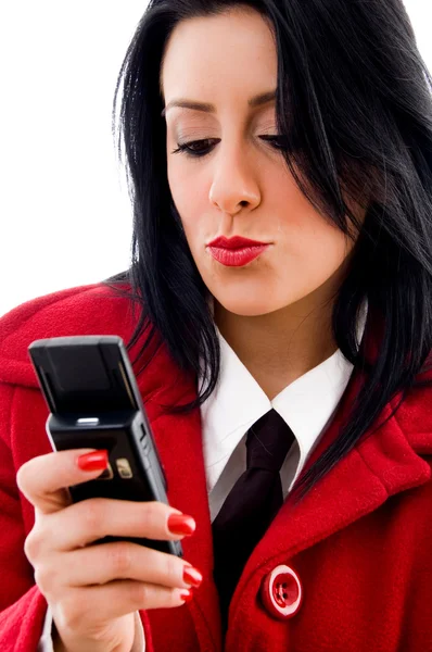 Fiatal nő olvas egy SMS-t — Stock Fotó