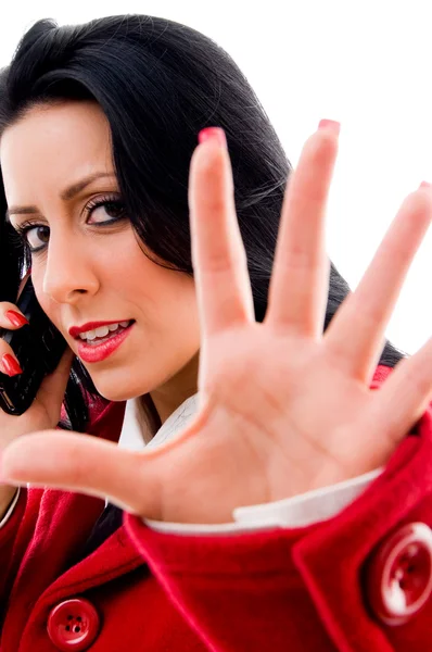 Mujer joven haciendo gesto de mano — Foto de Stock