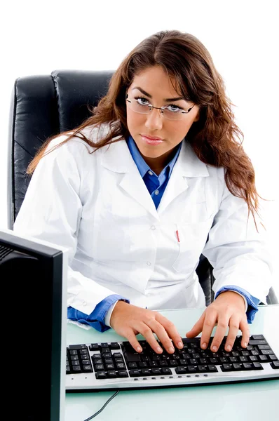 Médecin féminin travaillant sur ordinateur — Photo