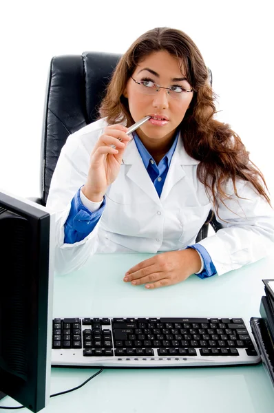 Myšlení ženské doktor dívá stranou — Stock fotografie