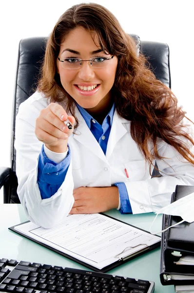Retrato de médico sorridente apontando — Fotografia de Stock