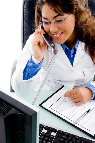 Tıbbi profesyonel telefonda konuşurken — Stok fotoğraf