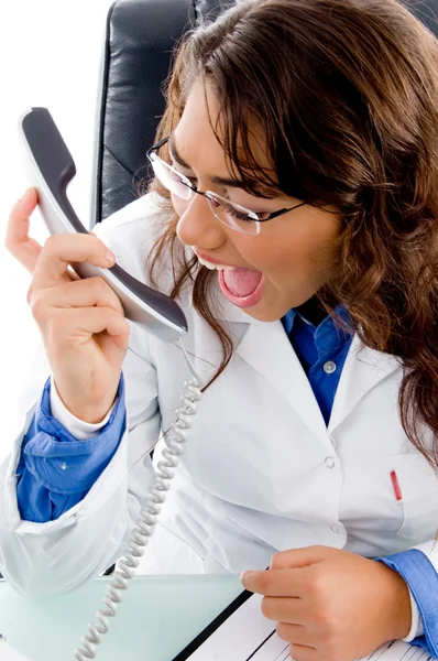 Arzt schreit am Telefon — Stockfoto