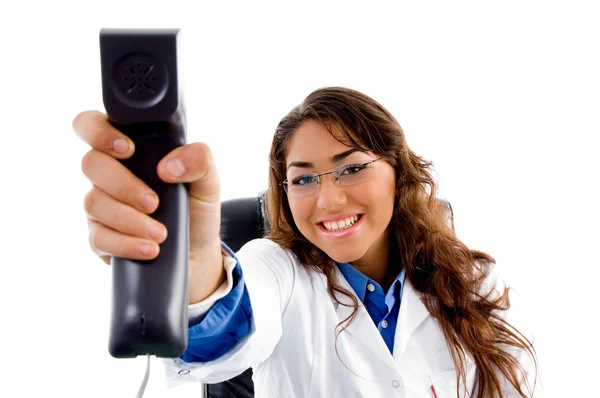 Médico sorridente mostrando receptor de telefone — Fotografia de Stock