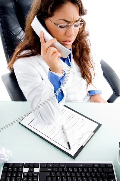 Medische professionele praten over telefoon — Stockfoto