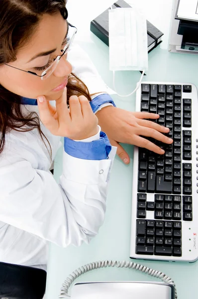 Vuxna kvinnliga läkare arbetar — Stockfoto