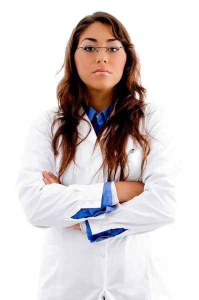 Молодая женщина-врач со сложенными руками — стоковое фото