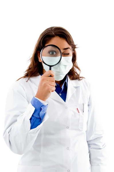 Médico femenino con máscara y lente — Foto de Stock