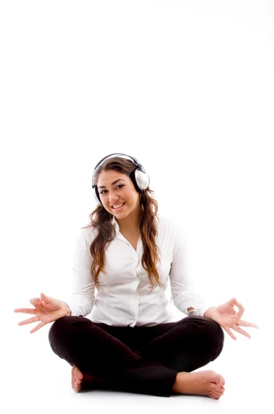 Junge Frau meditiert mit Musik — Stockfoto