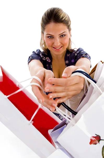 Mulher de pé mostrando sacos de compras — Fotografia de Stock