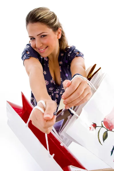 Lachende vrouw tonen shopping tassen — Stockfoto