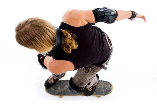 Человек в действии на скейтборде — стоковое фото