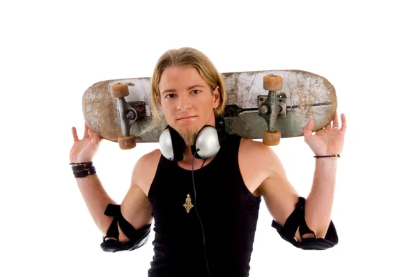 Hane med skateboard på sina axlar — Stockfoto