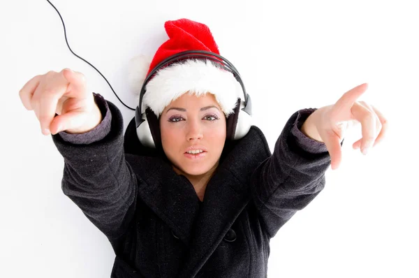 Senhora de Natal apreciando música — Fotografia de Stock