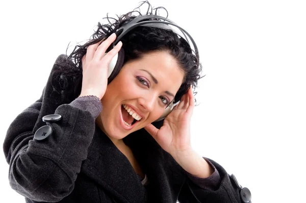 Femme appréciant la musique avec écouteurs — Photo