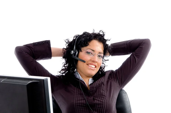 Descansando feminino falando através de fone de ouvido — Fotografia de Stock