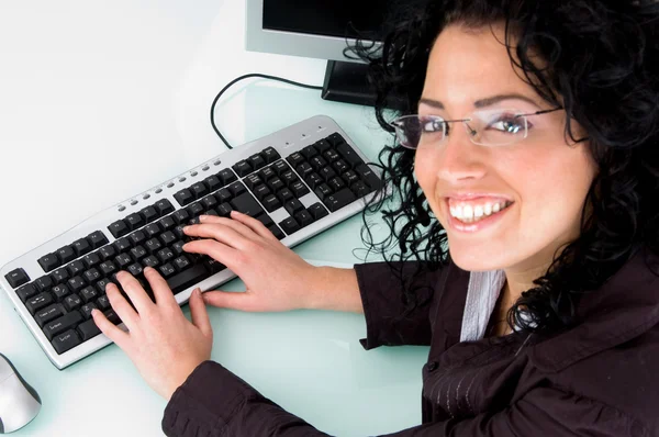 Χαμογελώντας γυναικείας εργασίας στον υπολογιστή — Φωτογραφία Αρχείου