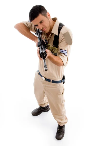 Soldado de pé apontando com arma — Fotografia de Stock