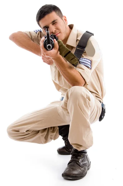 Soldat va tirer avec un pistolet — Photo