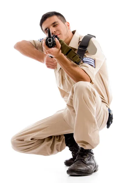 Soldado apontando com arma para a câmera — Fotografia de Stock
