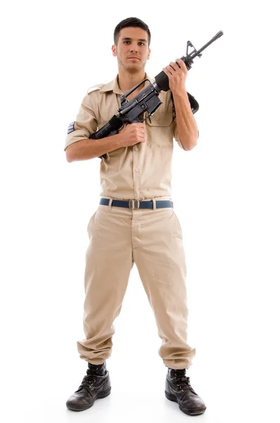 Joven soldado posando con arma — Foto de Stock