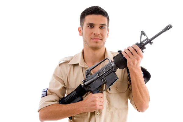 Usmívající se voják pózuje s pistolí — Stock fotografie